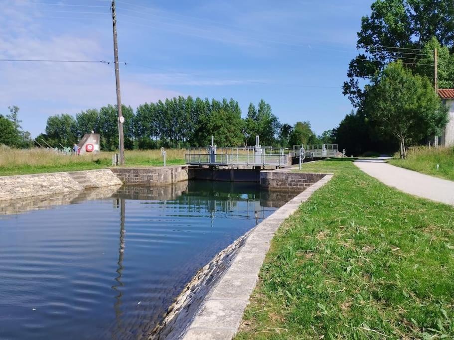Gite Le Vieux Moulin Sansais Exterior foto